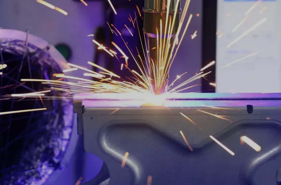 How to control laser power and beam focal length for optimal effect in laser welding？